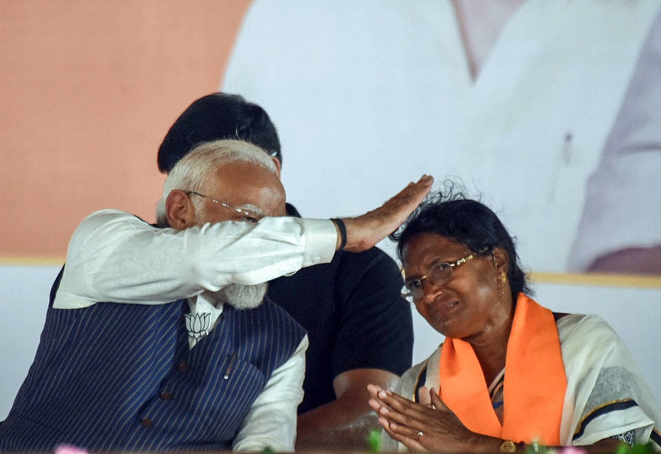 Prime Minister Narendra Modi interacts with BJP candidate from Panihati Assembly constituency Ratna Debnath during the campaign for her ahead of the second phase of the West Bengal assembly elections, at Panihati, in North 24 Parganas  - PTI