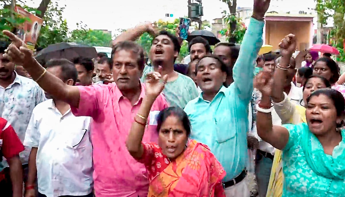 Over 18 per cent of the 3.21 crore electors voted in the first two hours of the second phase of polling in West Bengal amid sporadic violence - PTI