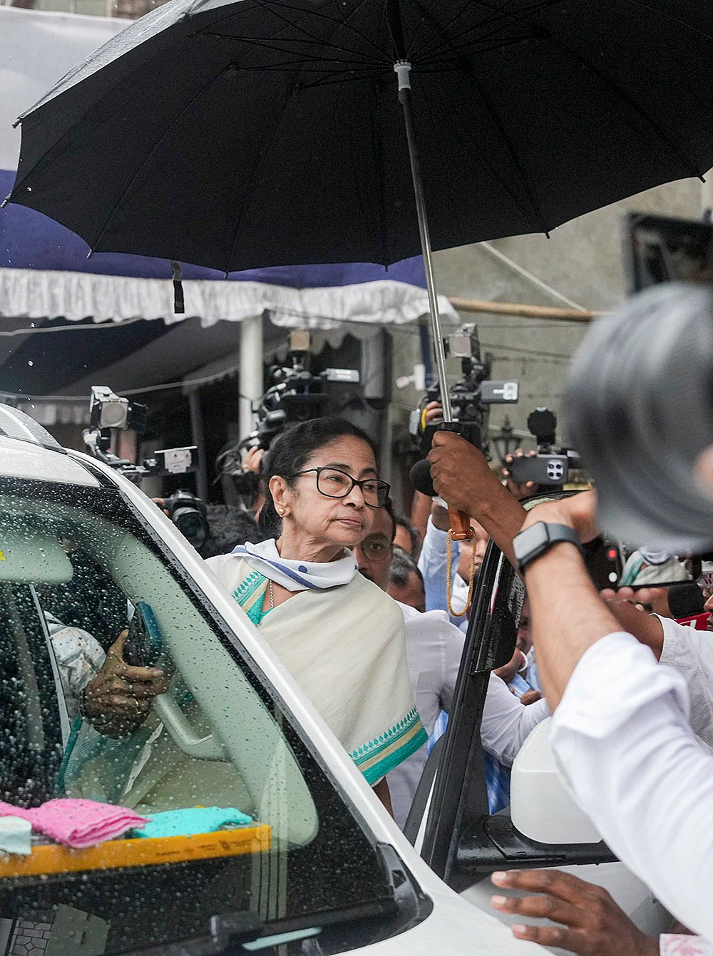 WB polls: Mamata Banerjee, visits a polling station
