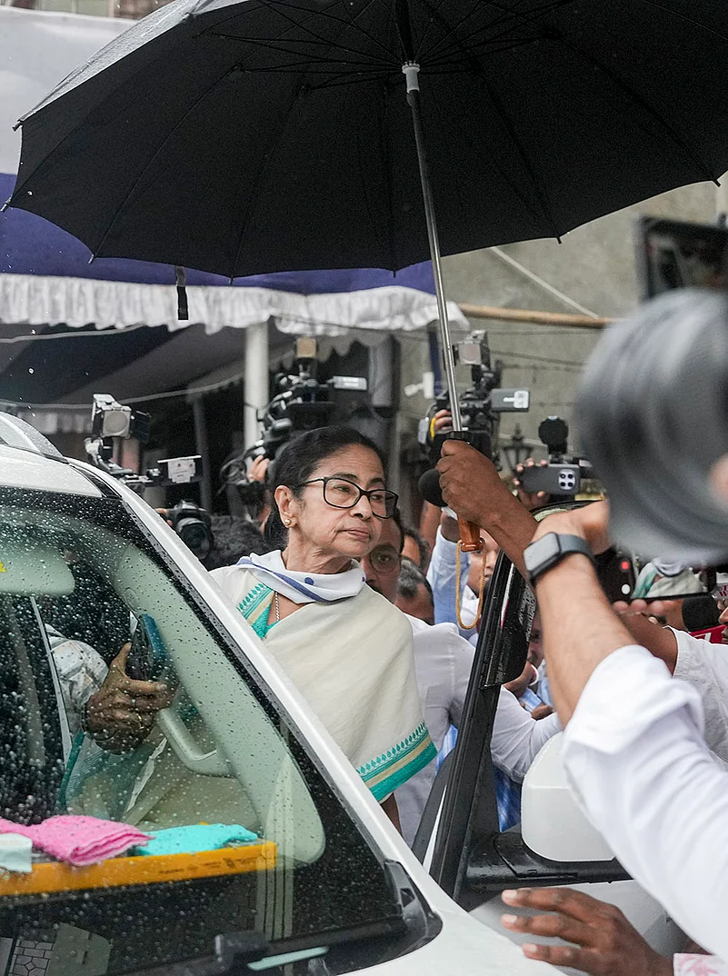 WB polls: Mamata Banerjee, visits a polling station