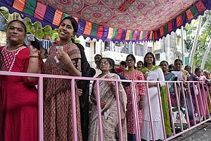 | Photo: Suresh K. Pandey : Women voters queue up in Villivakkam, Chennai