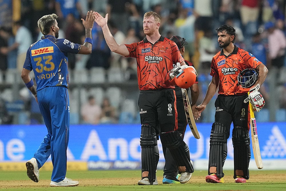 Mumbai Indians' captain Hardik Pandya, left, greets Sunrisers Hyderabad's Heinrich Klaasen after losing the Indian Premier League cricket match between Mumbai Indians and Sunrisers Hyderabad in Mumbai, India. - | Photo: AP/Rafiq Maqbool