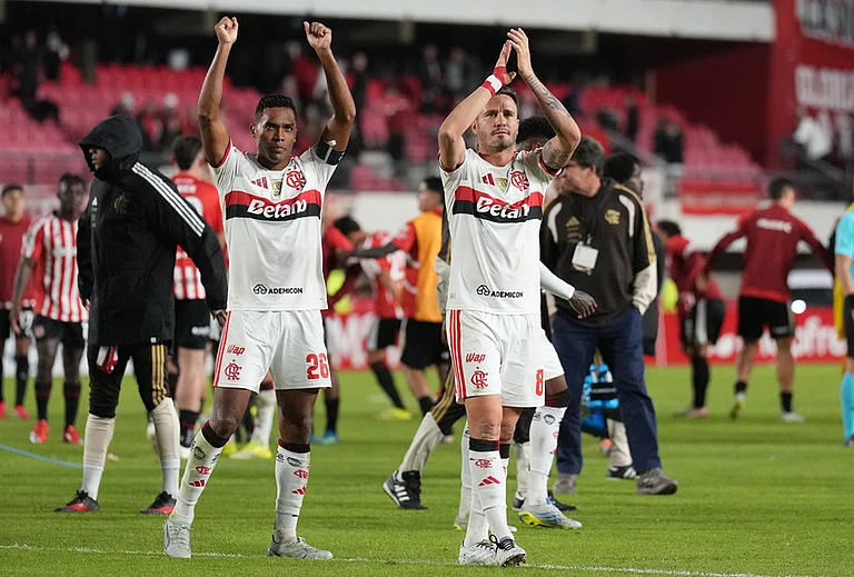 Players of Brazil's Flamengo celebrate at the end of a Copa Libertadores Group A soccer match against Argentina's Estudiantes de La Plata, in La Plata, Argentina. - | Photo: AP/Gustavo Garello