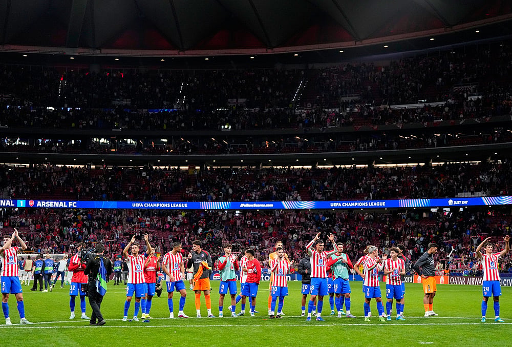 | Photo: AP/Jose Breton : Atletico players applaud the crowd after a Champions League semifinal, first leg, soccer match between Atletico Madrid and Arsenal in Madrid, Spain.