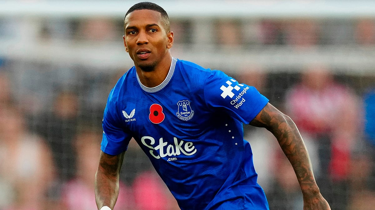 Everton's Ashley Young runs into position during the English Premier League soccer match between Southampton and Everton, at the St Marys Stadium in Southampton, Nov 2, 2024.  - | Photo: AP/Dave Shopland