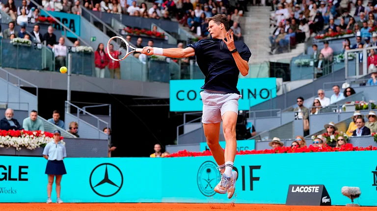 Alexander Blockx of Belgium returns the ball to Casper Ruud of Norway during the quarterfinal match at the Madrid Open tennis tournament in Madrid, Thursday, April 30, 2026. - | Photo: AP/Jose Breton