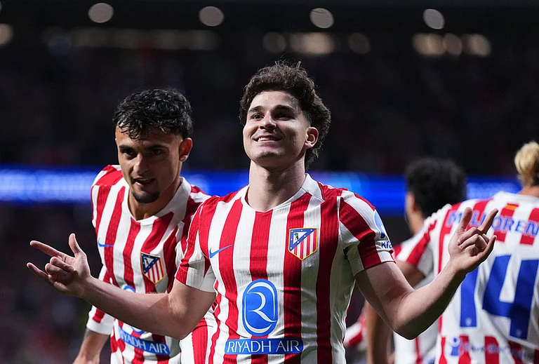 Atletico Madrid's Julian Alvarez, 2nd right, celebrates after scoring his sides first goal during a Champions League semifinal, first leg, soccer match between Atletico Madrid and Arsenal in Madrid, Spain. - | Photo: AP/Manu Fernandez