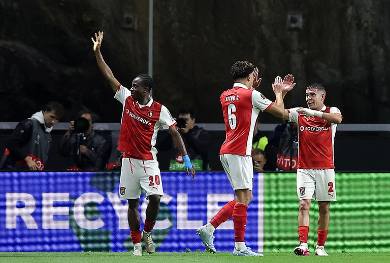 Braga's Mario Dorgeles, left, celebrates after scoring his side's second goal during the Europa League semifinal, first leg, soccer match between SC Braga and Freiburg in Braga, Portugal. - | Photo: AP/Miguel Angelo Pereira