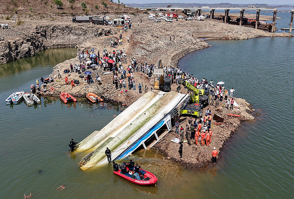 NDRF and other rescue personnel conduct an operation to recover the cruise boat, carrying 29 passengers and two crew members, that overturned in Bargi Dam due to a sudden storm, in Jabalpur district, Madhya Pradesh. The death toll rose to nine and 28 others were rescued after the incident.  - | Photo: PTI