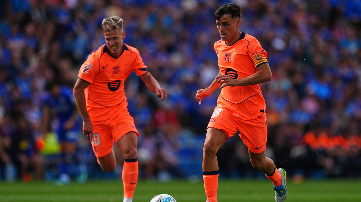 Barcelona's Pedri, right, runs with the ball followed by his teammate Dani Olmo during the Spanish La Liga soccer match between Getafe and Barcelona in Getafe, Spain, Saturday, April 25, 2026.  - | Photo: AP/Manu Fernandez