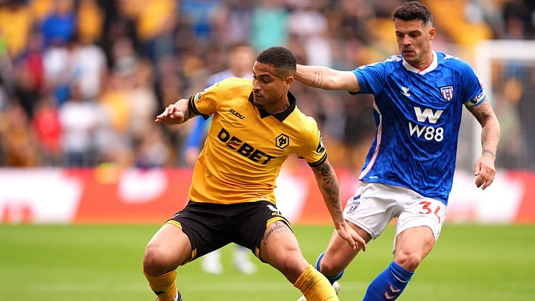 Wolverhampton Wanderers' Joao Gomes, left, and Sunderland's Granit Xhaka battle for the ball during their English Premier League soccer match in Wolverhampton, England, Saturday, May 2, 2026. - | Photo: AP/Mike Egerton
