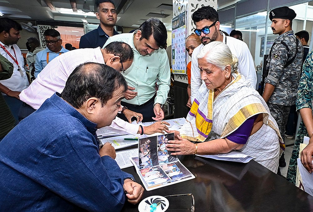 Nitin Gadkari hears public grievances in Nagpur