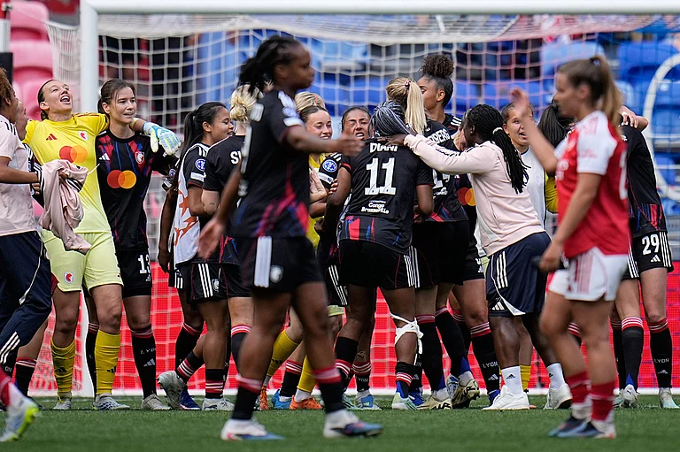 Lyonnes players celebrate at the end of the Women's Champions League semifinal, second leg, soccer match between OL Lyonnes and Arsenal, in Decines, outside Lyon, France. - | Photo: AP/Laurent Cipriani