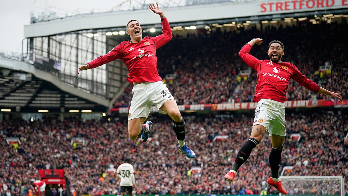 Manchester United's Benjamin Sesko, centre, celebrates with Manchester United's Matheus Cunha after scoring his side's second goal during the English Premier League soccer match between Manchester United and Liverpool in Manchester, England, Sunday, May 3, 2026.  - | Photo: AP/Dave Thompson