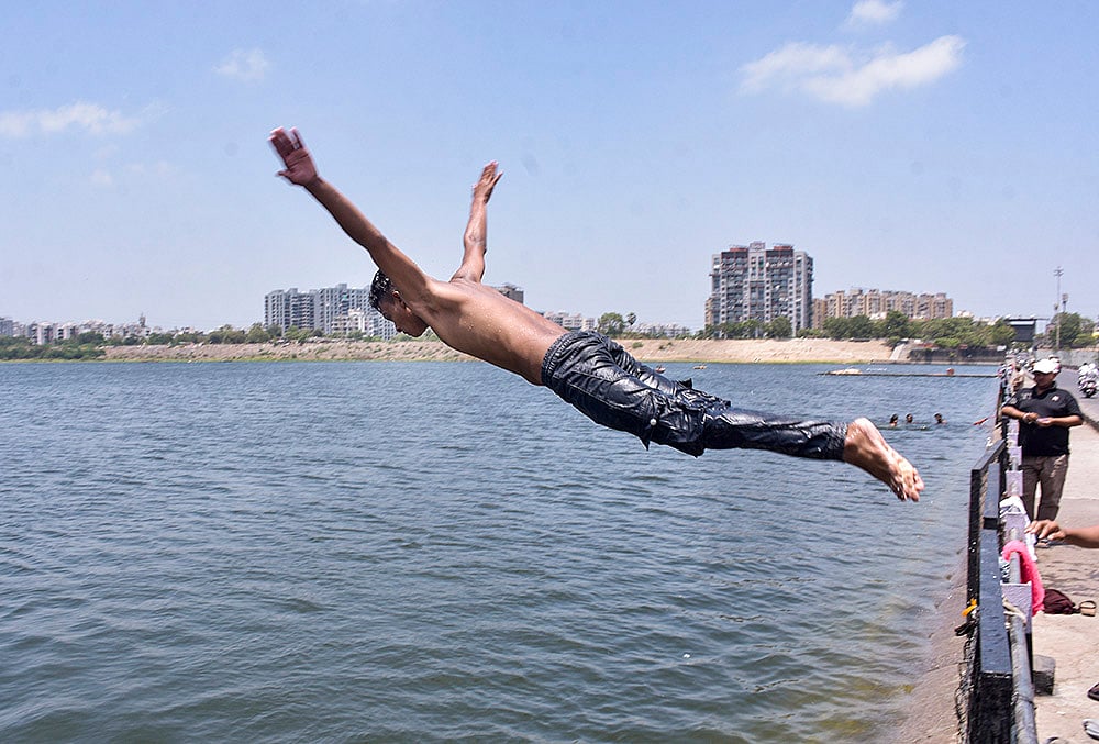 Weather: Hot summer day in Surat