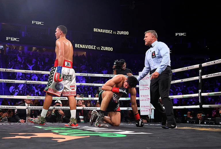 David Benavidez reacts after knocking down Gilberto Ramirez in a cruiserweight championship boxing match in Las Vegas. - | Photo: AP/Ian Maule