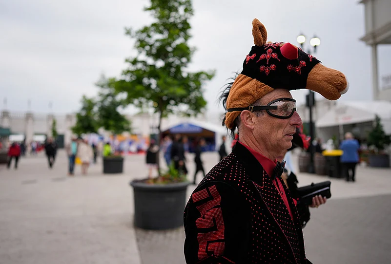 Kentucky Derby 2026 Tradition, fashion and horse racing photos-A race fan