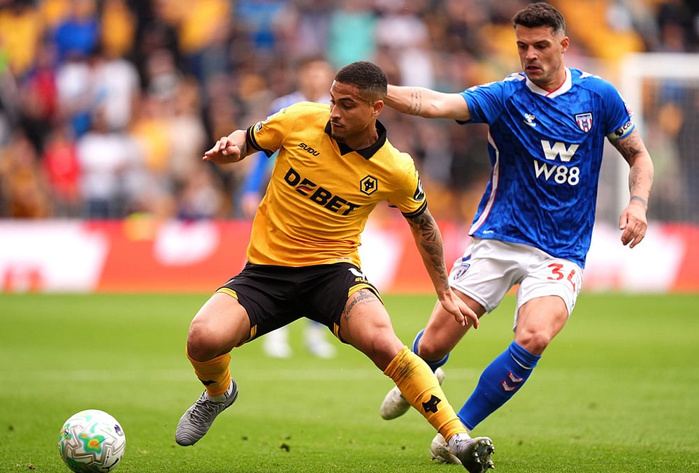 Wolverhampton Wanderers' Joao Gomes, left, and Sunderland's Granit Xhaka battle for the ball during their English Premier League soccer match in Wolverhampton, England. - | Photo: Mike Egerton/PA via AP
