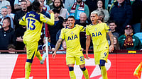 AP Photo : Tottenham's Richarlison, right, celebrates scoring their side's second goal during the English Premier League soccer match between Aston Villa and Tottenham Hotspur in Birmingham.
