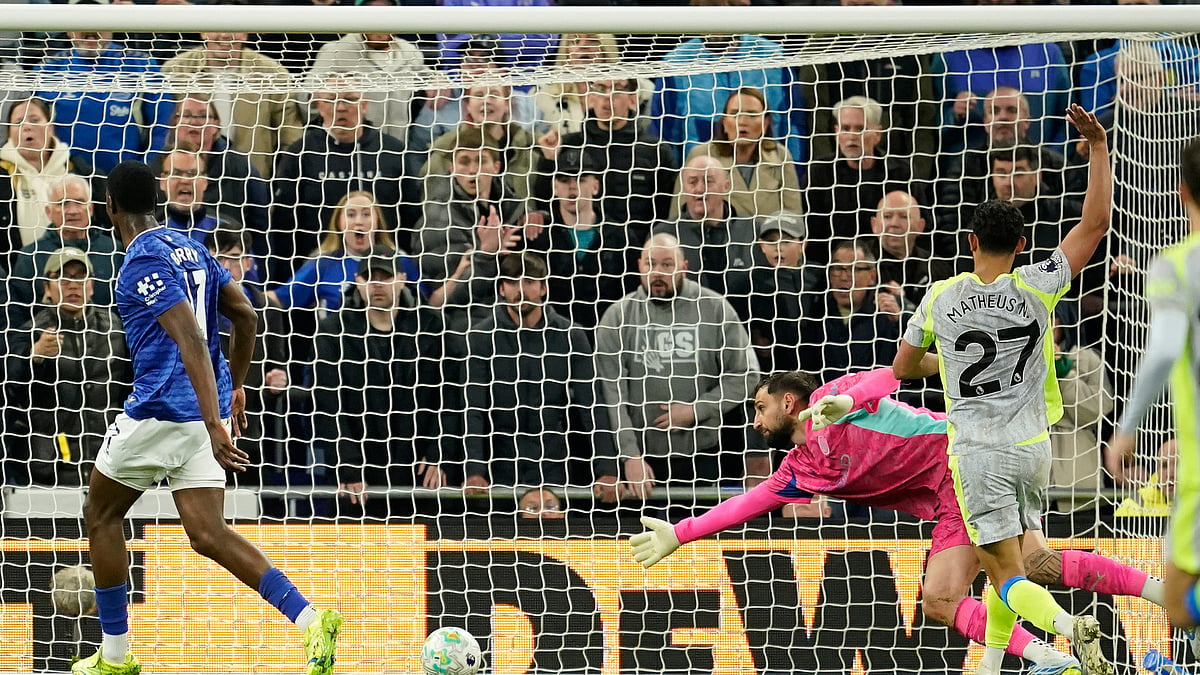 Everton's Thierno Barry scores during the Premier League soccer match between Manchester City and Everton in Liverpool, England, Monday.  - AP Photo