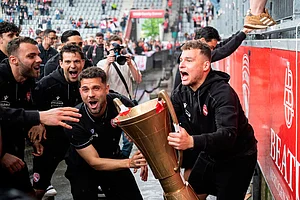 | Photo: Alessandro della Valle/Keystone via AP : Thun's Vasilije Janjicic, right, and Leonardo Bertone, lift a dummy trophy to celebrate the championship title in Thun, Switzerland.