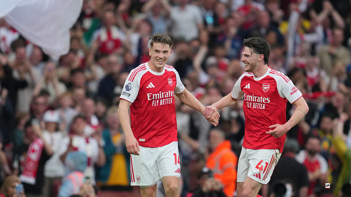 Arsenal's Viktor Gyoekeres, centre, celebrates with Arsenal's Declan Rice after scoring his side's third goal during the English Premier League soccer match between Arsenal and Fulham in London, England, Saturday, May 2, 2026.  - | Photo: AP/Kin Cheung
