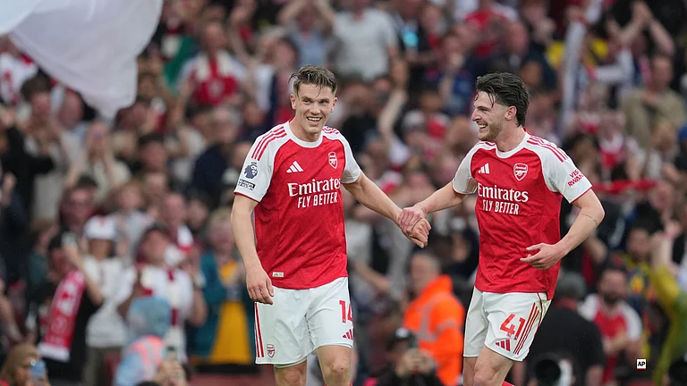 Arsenal's Viktor Gyoekeres, centre, celebrates with Arsenal's Declan Rice after scoring his side's third goal during the English Premier League soccer match between Arsenal and Fulham in London, England, Saturday, May 2, 2026. - | Photo: AP/Kin Cheung