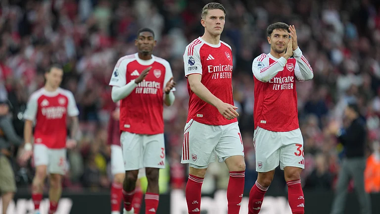 Arsenal players celebrate their victory at the English Premier League soccer match between Arsenal and Fulham in London, England, Saturday, May 2, 2026. - | Photo: AP/Kin Cheung