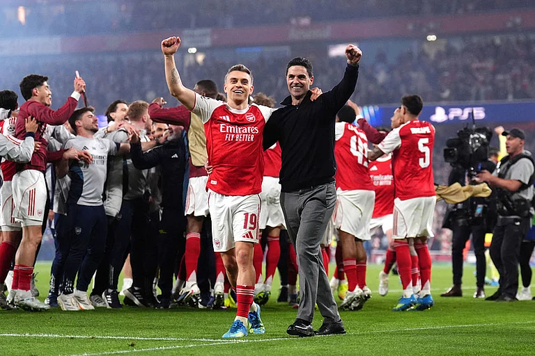 Arsenal's Leandro Trossard, left, and manager Mikel Arteta celebrate at the the end of a Champions League semifinal, second leg, soccer match between Arsenal FC and Atletico Madrid in London. - | Photo: John Walton/PA via AP