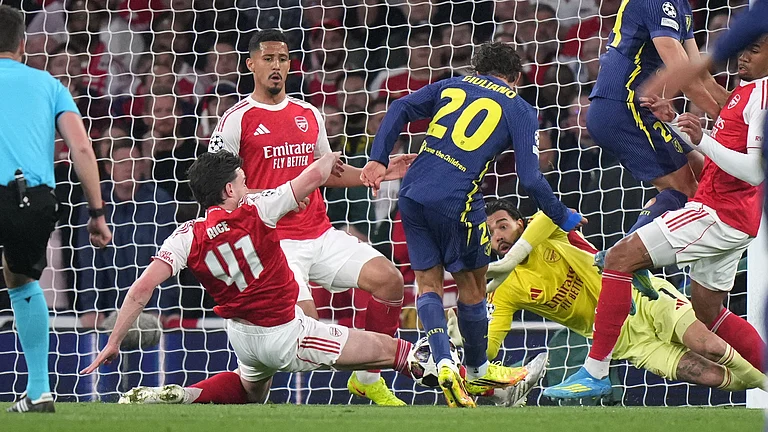 Arsenal's Declan Rice, left, tries to block a shot at goal from Atletico Madrid's Giuliano Simeone during a Champions League semifinal, second leg, soccer match between Arsenal FC and Atletico Madrid in London, Tuesday, May 5, 2026. - | Photo: AP/Alastair Grant