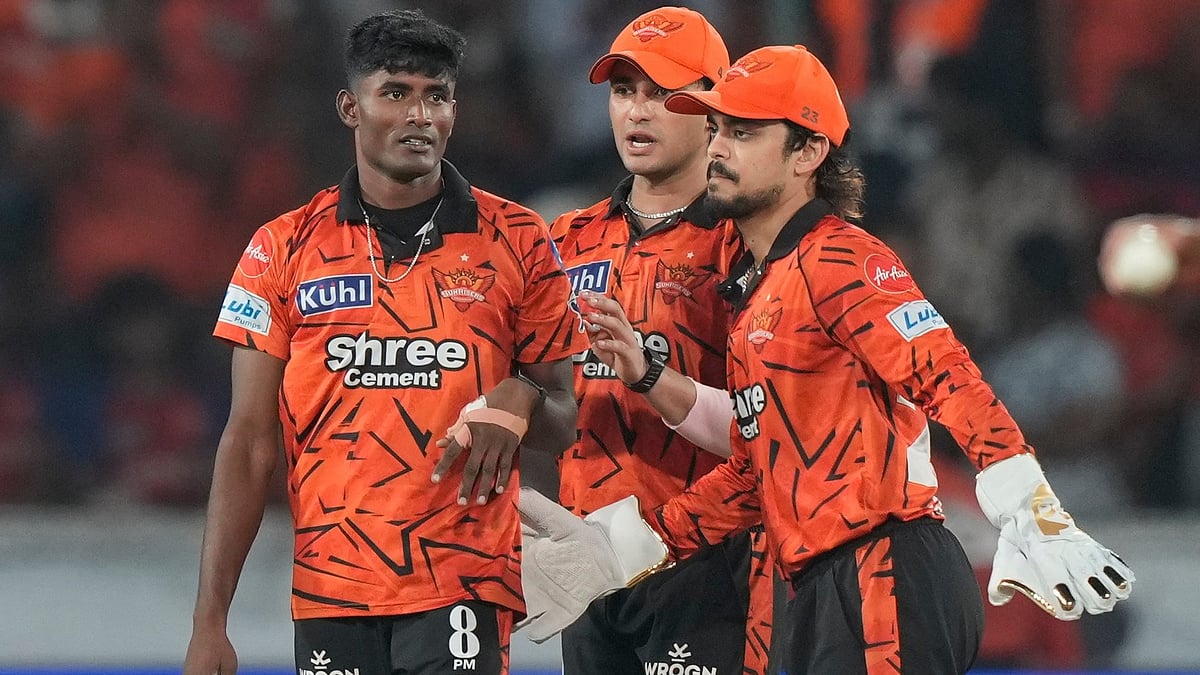 (AP Photo/Mahesh Kumar A.) : Sunrisers Hyderabad's Sakib Hussain celebrates with teammates the wicket of Punjab Kings' Shashank Singh during the Indian Premier League cricket match between Sunrisers Hyderabad and Punjab Kings in Hyderabad, India, Wednesday, May 6, 2026