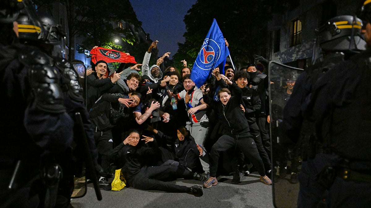 PSG supporters face French riot police as they celebrate Paris Saint-Germain's Champions League semifinal victory over Bayern Munich at Place de la Concorde in Paris, Thursday, May 7, 2026.  - | Photo: AP/EMMA DA SILVA