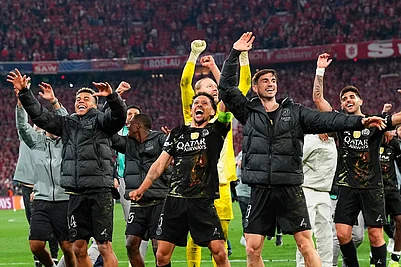 | Photo: AP/Martin Meissner : PSG players celebrate after the Champions League semifinal second leg soccer match between Bayern Munich and Paris Saint Germain in Munich, Germany.