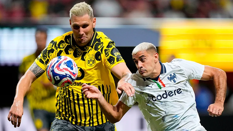 Monterrey's German Berterame and Borussia Dortmund's Niklas Sule battle during the Club World Cup round of 16 soccer match between Borussia Dortmund and CF Monterrey in Atlanta, on July 1, 2025. - | Photo: AP/Brynn Anderson