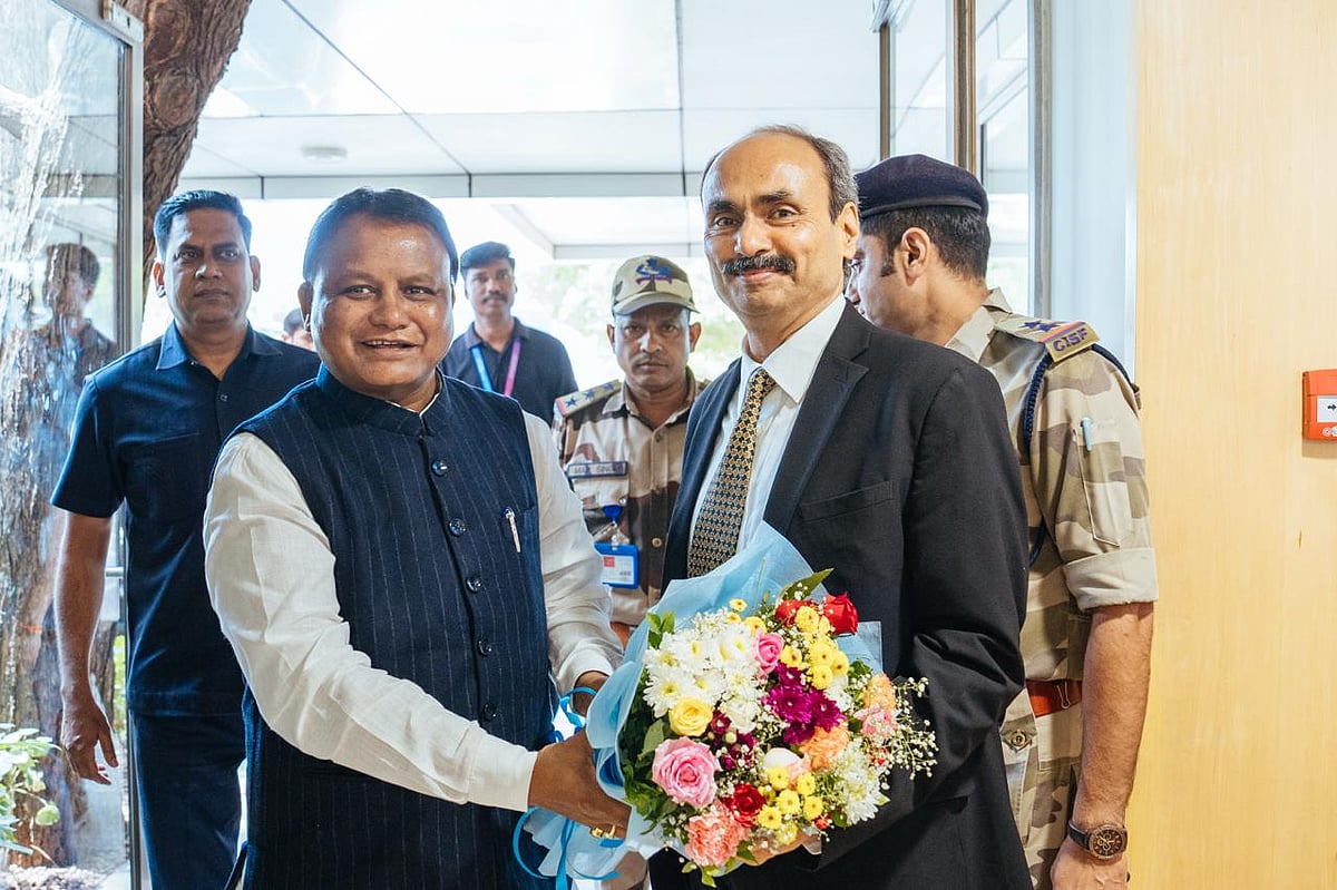 Chief Minister Mohan Charan Majhi welcomed by officials on his arrival - null