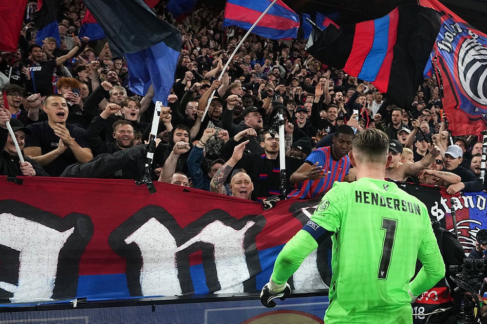 Crystal Palace's goalkeeper Dean Henderson celebrates with fans at the end of the Conference League semifinal second leg soccer match between Crystal Palace and Shakhtar Donetsk, in London. - | Photo: AP/Alastair Grant