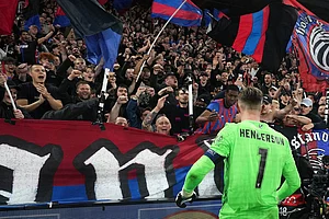 | Photo: AP/Alastair Grant : Crystal Palace's goalkeeper Dean Henderson celebrates with fans at the end of the Conference League semifinal second leg soccer match between Crystal Palace and Shakhtar Donetsk, in London.