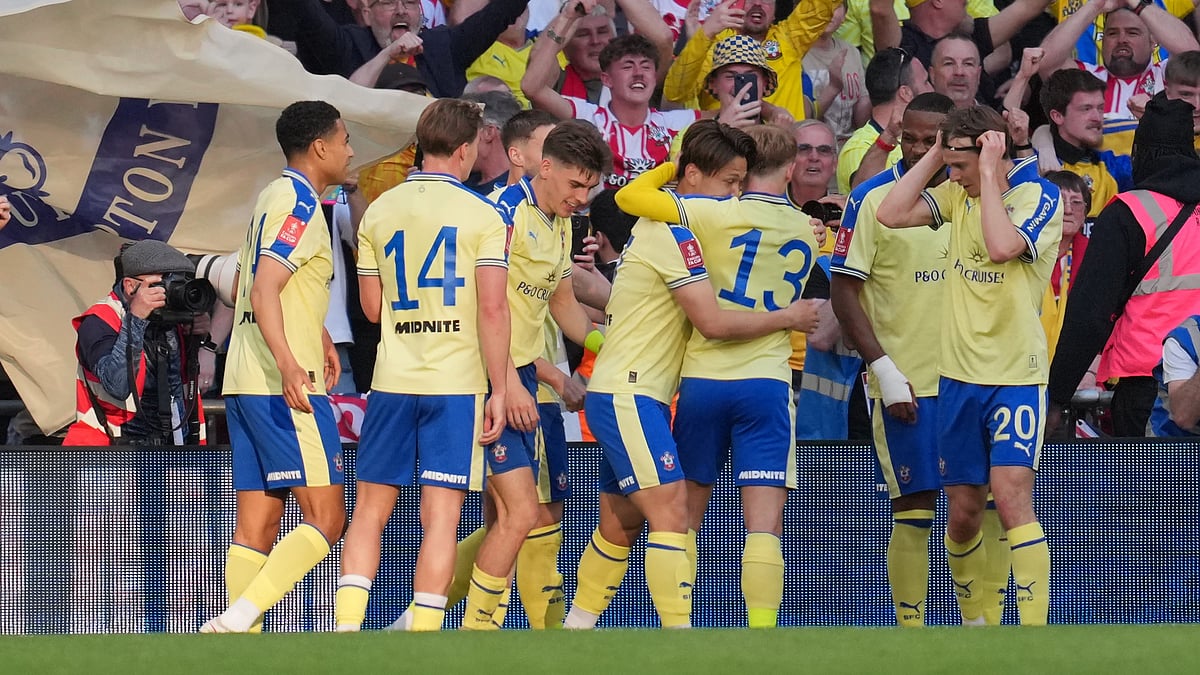 Sothampton players celebrate after scoring during the FA Cup semifinal soccer match between Manchester City and Southampton in Manchester, England, Saturday, April 25, 2026.  - | Photo: AP/Kin Cheung