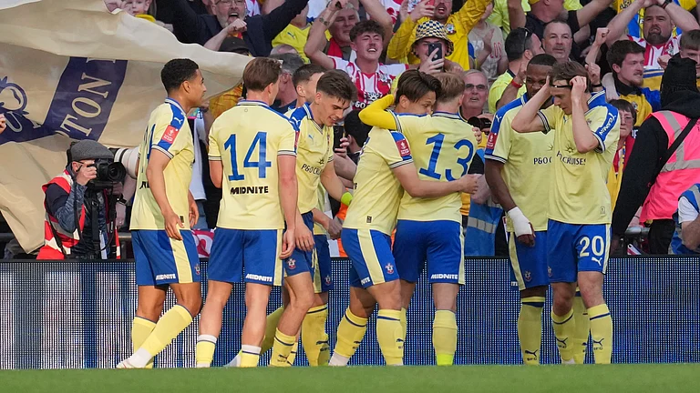 Sothampton players celebrate after scoring during the FA Cup semifinal soccer match between Manchester City and Southampton in Manchester, England, Saturday, April 25, 2026. - | Photo: AP/Kin Cheung