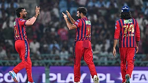 (AP Photo) : Lucknow Super Giants' Mohammed Shami, center, celebrates with teammates the wicket of Royal Challengers Bengaluru's Jacob Bethell during the Indian Premier League cricket match between Royal Challengers Bengaluru and Lucknow Super Giants in Lucknow, India, Thursday, May 7, 2026.