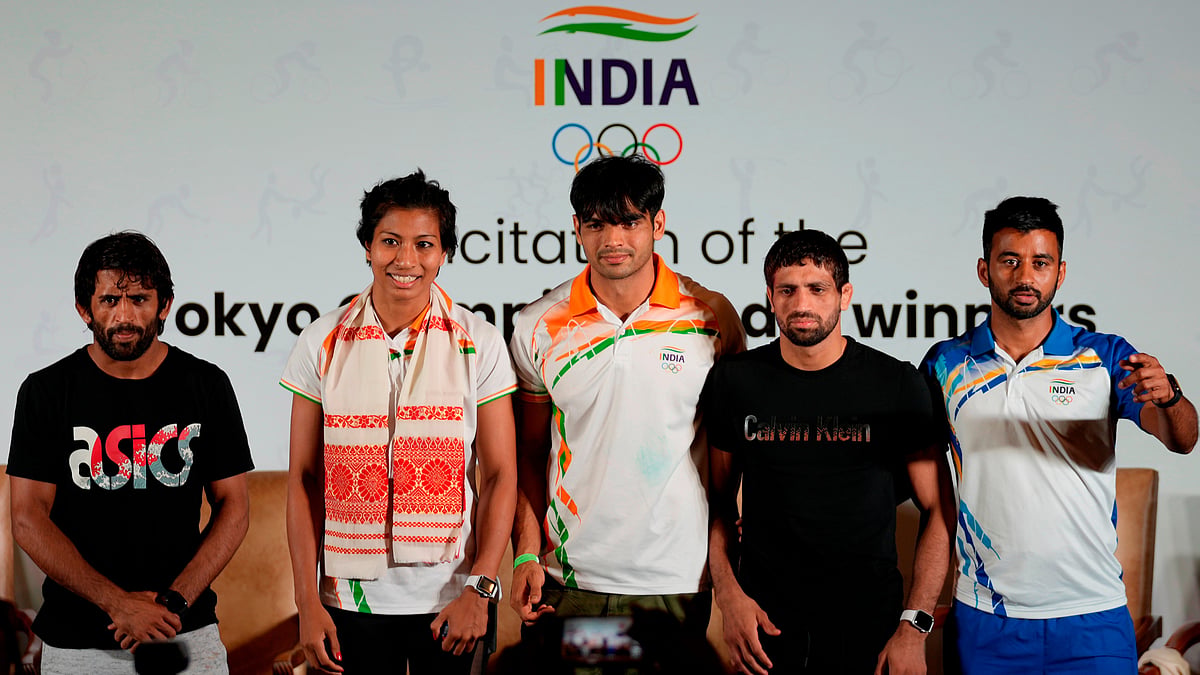 From left, Olympic Bronze medallist in wrestling Bajarng Punia, Olympic Bronze medallists in boxing, Lovlina Borgohain, Olympic Gold medallist in javelin throw Neeraj Chopra, Olympic Silver medallist in wrestling Ravi Dahiya and captain of Indian men's hockey team who won bronze medal, Manpreet Singh at Tokyo Olympic games, stand for a photographs during a felicitation function in New Delhi, India, Monday, Aug. 9 2021.  - | Photo: AP/Manish Swarup