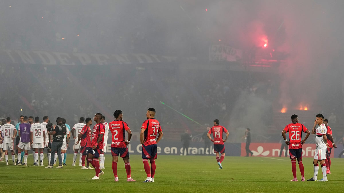 Players of Colombia's Independiente Medellin and Brazil's Flamengo stand on the field after the match was temporarily suspended because of crowd trouble during a Copa Libertadores Group A soccer match in Medellin, Colombia, Thursday, May 7, 2026.  - | Photo: AP/Fernando Vergara