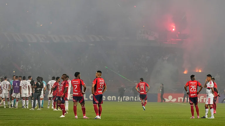 Players of Colombia's Independiente Medellin and Brazil's Flamengo stand on the field after the match was temporarily suspended because of crowd trouble during a Copa Libertadores Group A soccer match in Medellin, Colombia, Thursday, May 7, 2026. - | Photo: AP/Fernando Vergara