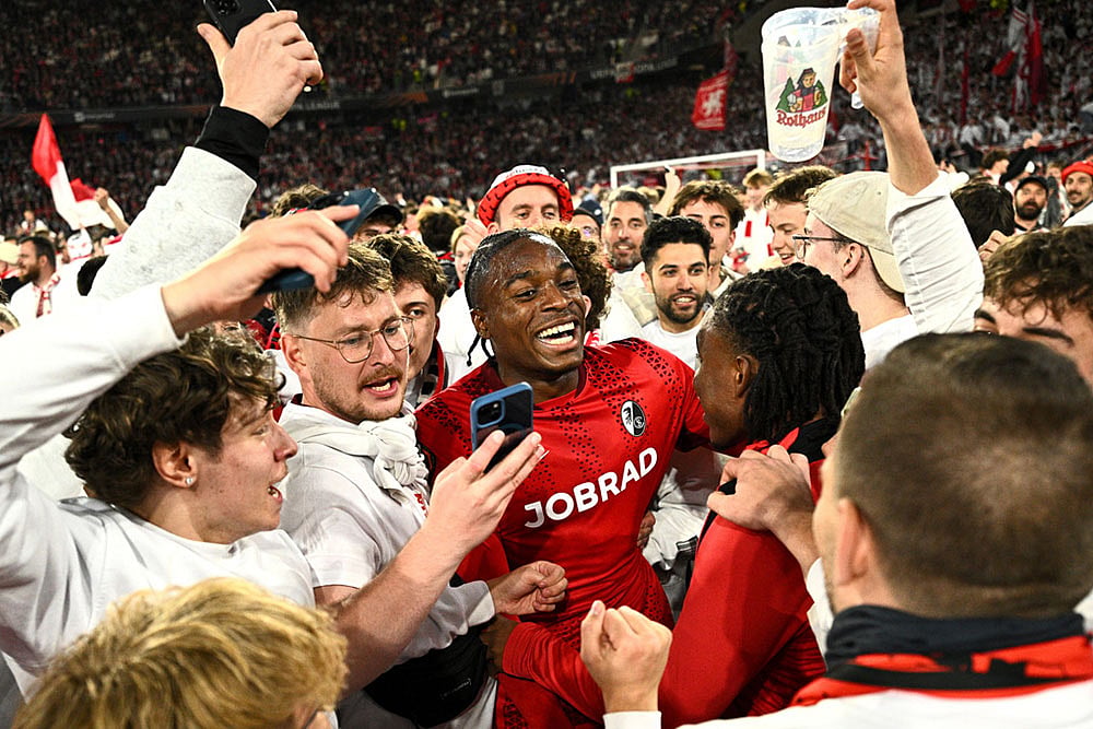 SC Freiburg's Jordy Makengo celebrates victory and the entry into the Europa League final with fans during the Europa League second leg semifinal soccer match between SC Freiburg  and SC Braga, in Freiburg, Germany. - | Photo: Tom Weller/DPA via AP