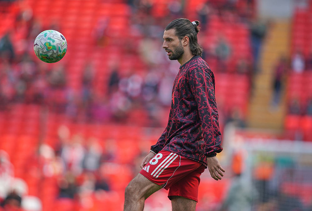 Liverpool's Dominik Szoboszlai warms up for the Premier League soccer match between Liverpool and Chelsea in Liverpool, England. - | Photo: AP/Ian Hodgson
