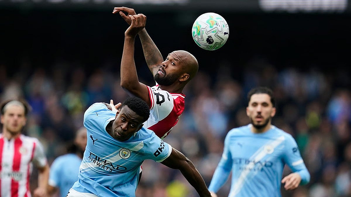 Brentford's Igor Thiago, top, and Manchester City's Marc Guehi challenge for the ball during their English Premier League match in Manchester. - Photo: AP