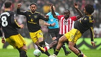 Owen Humphreys/PA via AP : Sunderland's Lutsharel Geertruida is challenged by Manchester United's Matheus Cunha and Joshua Zirkzee, right, during the English Premier League.