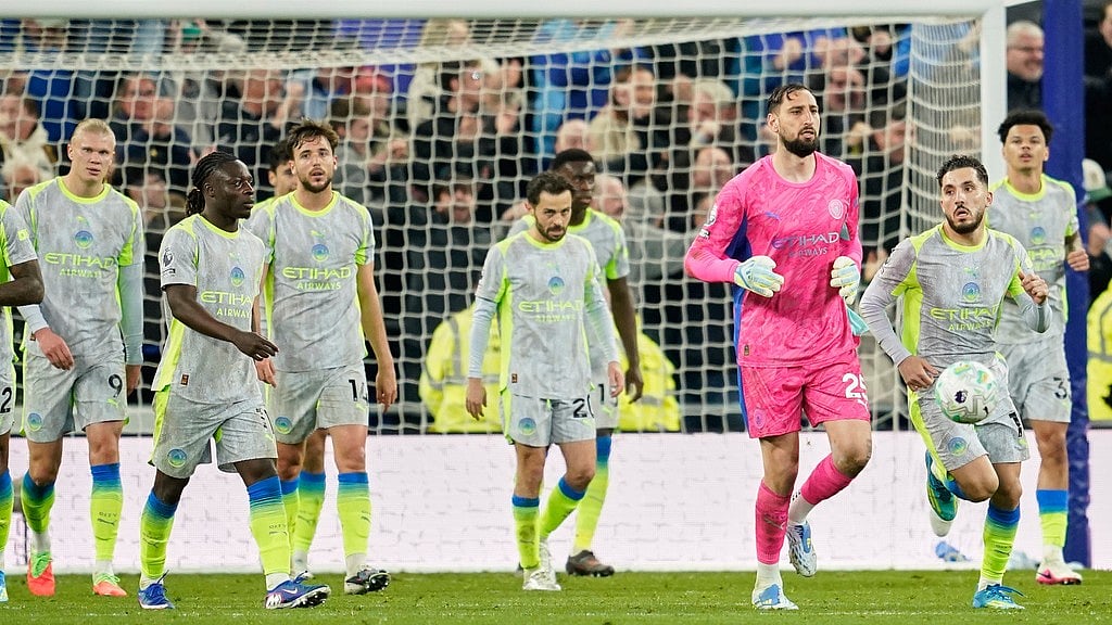 Manchester City players react after Everton score during their Premier League match in Liverpool. - Photo: AP/Dave Thompson
