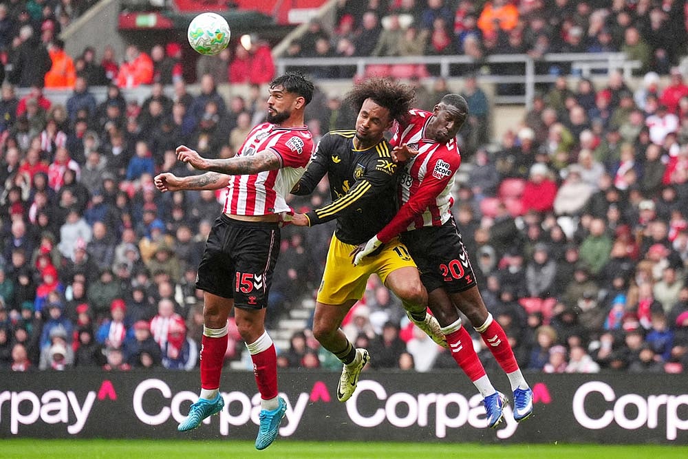 Manchester United's Joshua Zirkzee is challenged by Sunderland's Omar Alderete, left, and Nordi Mukiele during the English Premier League soccer match between Sunderland and Manchester United in Sunderland, England. - | Photo: Owen Humphreys/PA via AP