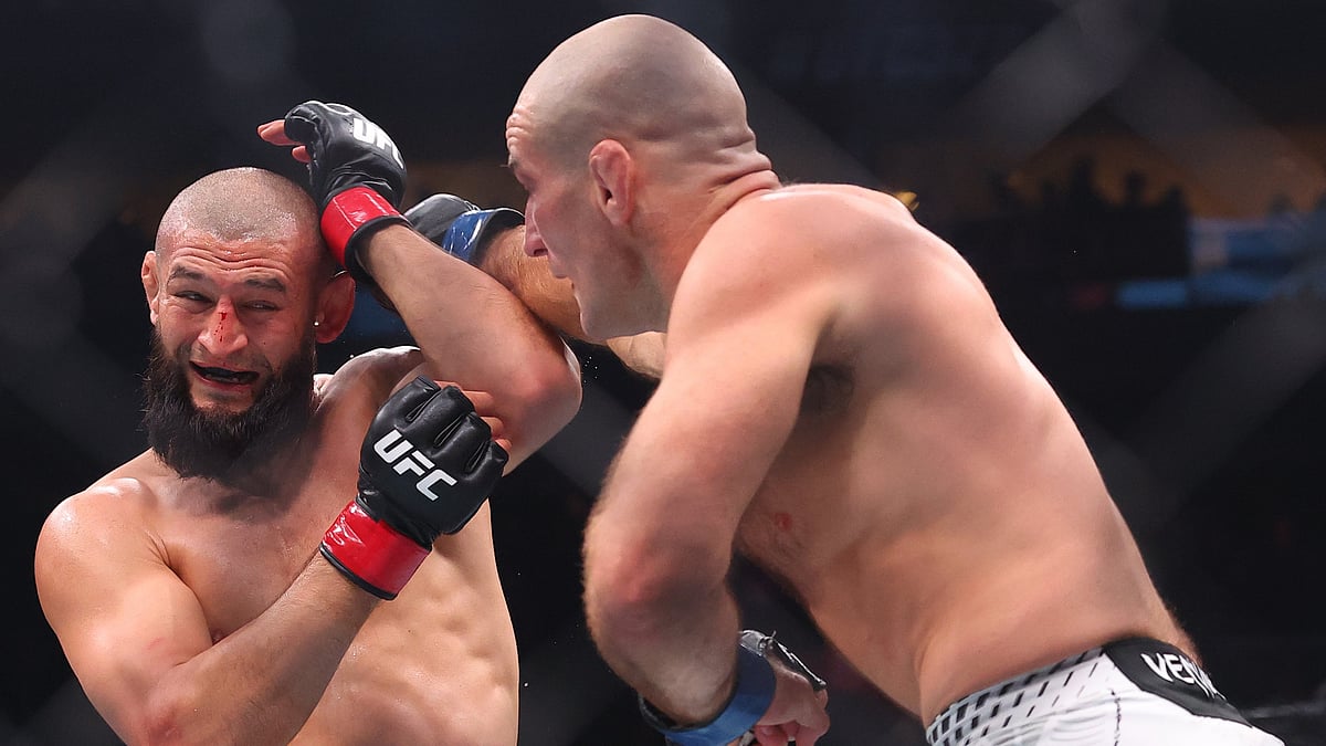 Sean Strickland and Khamzat Chimaev during their UFC Middleweight title bout on May 9, 2026. - | Photo: X/UFCEurope